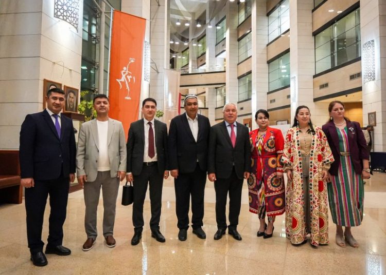 هنر گلدوزی و سوزن‌دوزی تاجیکستان در نمایشگاه صنایع دستی کویت به نمایش گذاشته شد