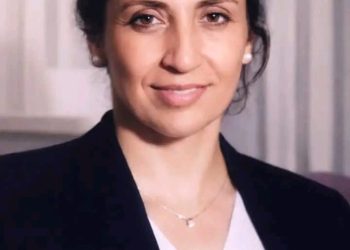 ثریا بها: وقتی مثنوی معنوی و دیوان حافظ را از پارسی به دری برگردان کردند، درود می‌فرستم