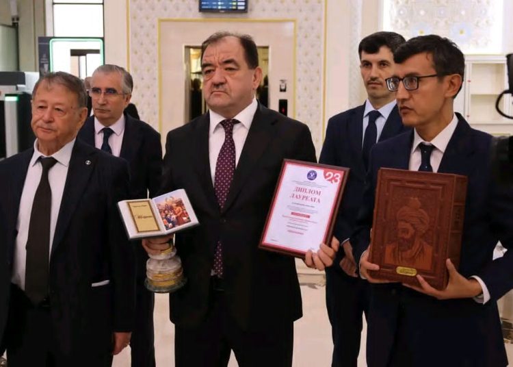 «شاه‌جایزه» شاهنامه فردوسی از مسکو به تاجیکستان رسید