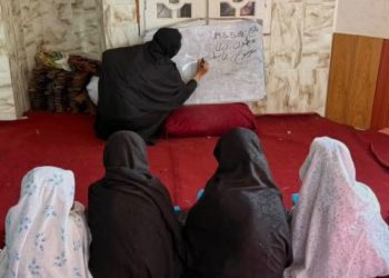 چهار دختر خراسانی‌افغانستانی پس از ممنوعیت آموزش، مخفیانه درس می‌خوانند