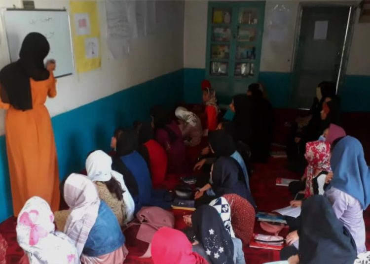 یک دانش‌آموز مکتب آنلاین کابل خواستار آزادی آموزگاران از زندان گروه ط-البان شد