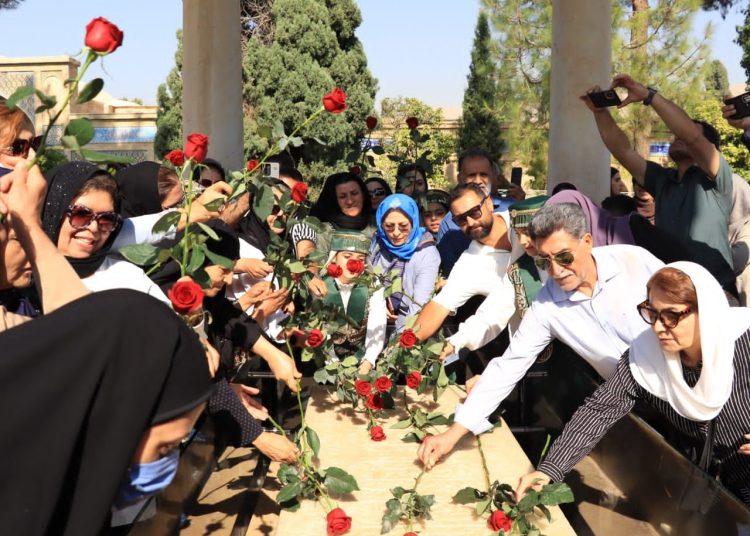 آیین گلباران آرامگاه حضرت حافظ در شیراز برگزار شد